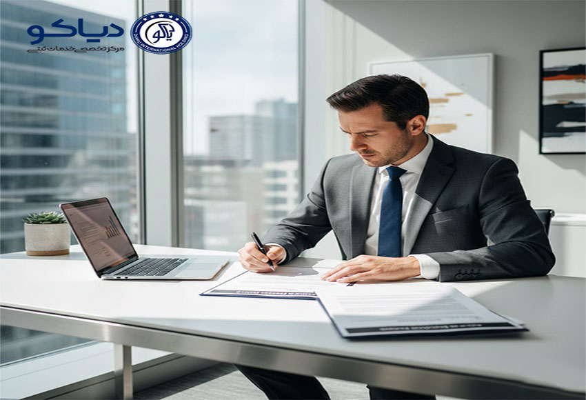 این تصویر یک مرد بیزینسی با کت‌وشلوار رسمی را نشان می‌دهد که پشت میز کاری مدرن نشسته و در حال بررسی و امضای اسناد اداری مربوط به اخذ جواز تأسیس است. فضای عکس کاملاً واقعی، حرفه‌ای و مرتبط با فرآیندهای اداری و صدور مجوز کسب‌وکار است.