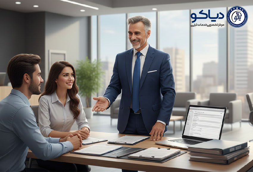 فردی در دفتر مدرن ثبت شرکت در کرج در حال ارائه مشاوره و بررسی مدارک مشتریان