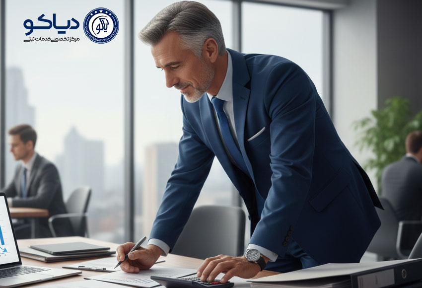 فردی در دفتر مدرن در حال بررسی صورتجلسه و مدارک کاهش سرمایه یک شرکت سهامی خاص
