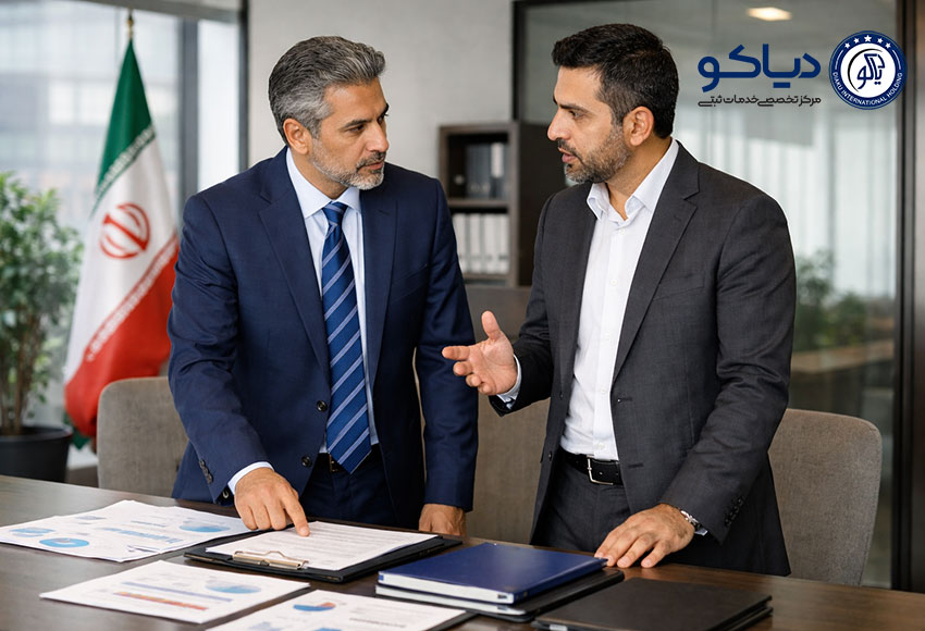 دو مرد با کت و شلوار در دفتر شرکت، در حال بررسی اسناد و مشاوره درباره تغییر نوع شرکت